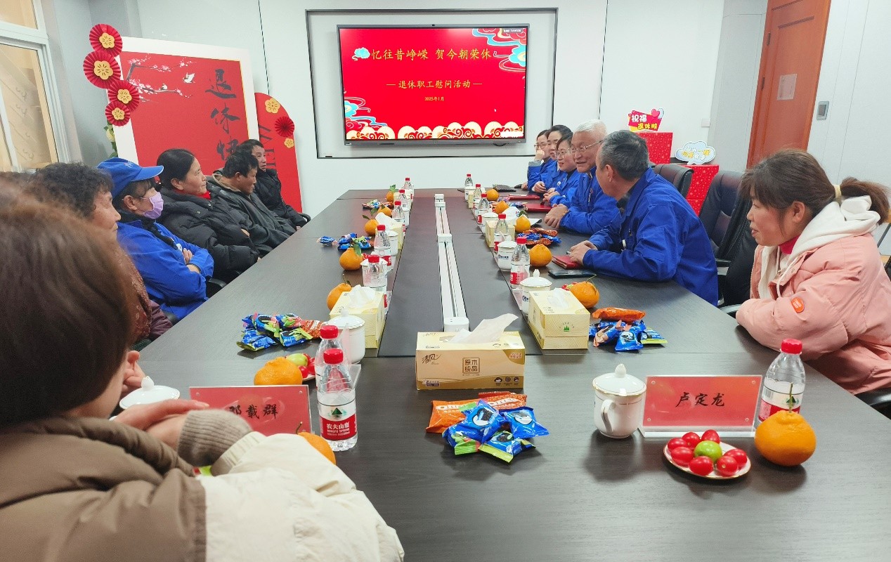 工會(huì)組織開展退休和困難職工慰問(wèn).jpg